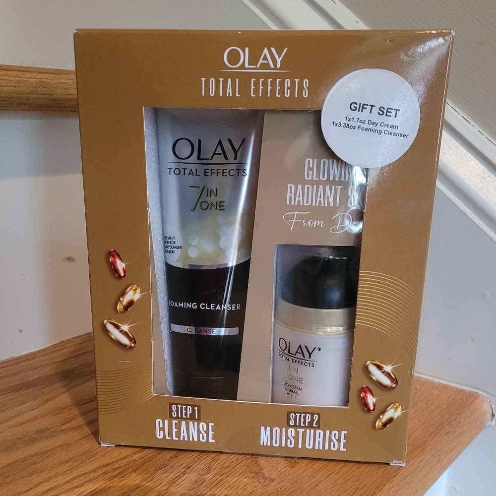 NEW Olay Total Effects Gift Set Cleanse & Moisturize